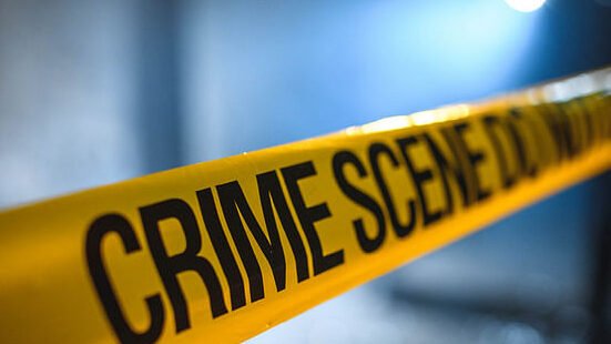 आगरा में हत्या: पुलिसकर्मी की पत्नी की कुल्हाड़ी से गर्दन काटकर हत्या, ससुर के खिलाफ आरोप पत्र, पति व ससुरालियों को कोर्ट का समन