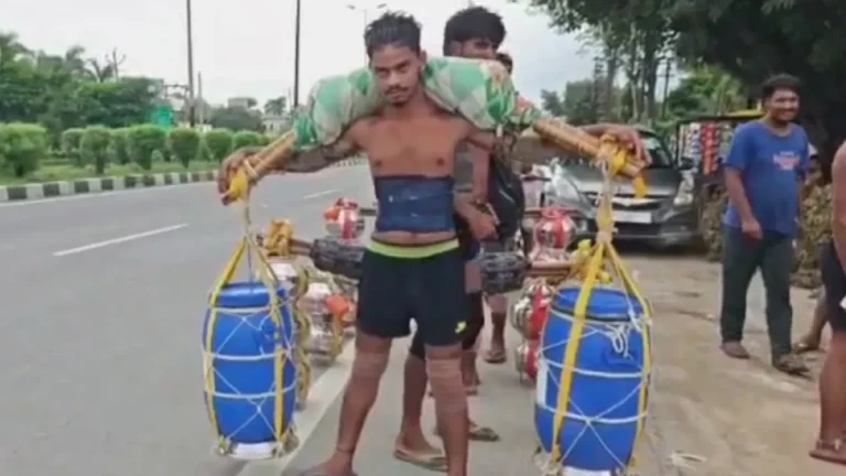 गाजियाबाद: नीले ड्रम की कांवड़ लेकर निकला शिवभक्त भीम, 2 ड्रम में भरा 121 लीटर गंगाजल, इसी से माता-पिता को नहलाएगा