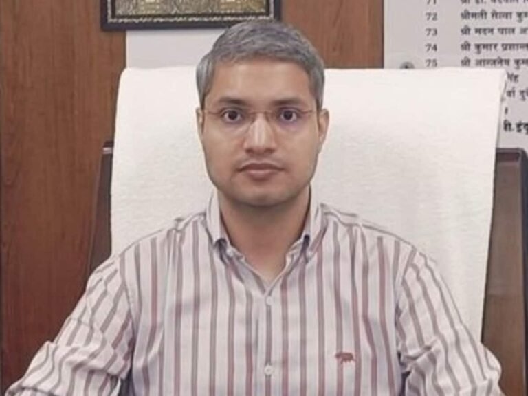 UP में दिव्यांग का घर बुलडोजर से ढहाने में कानूनगो-लेखपाल नपे, DM ने नायब तहसीलदार को भी हटाया