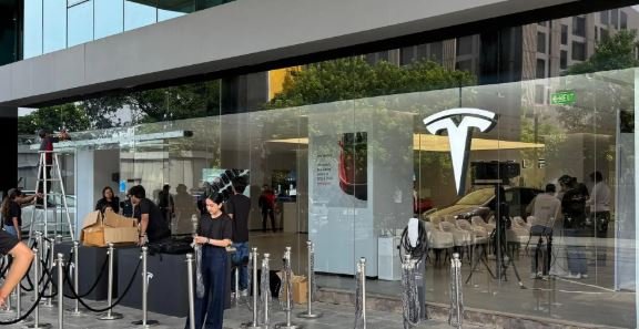 Tesla India second showroom : टेस्ला ने भारत में खोला अपना दूसरा शोरूम , जानिए कहां मिलेगी इसकी सुविधा