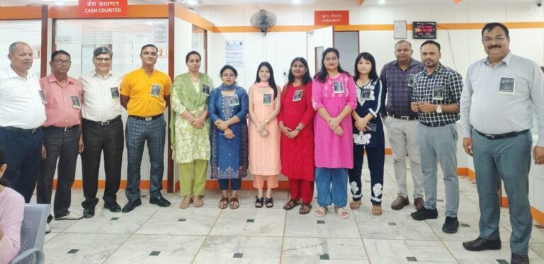 लखनऊ में बैंक कर्मचारियों नें बड़े संघर्ष का ऐलान किया   केंद्र सरकार की मनमानी अब बैंककर्मी नहीं सहेंगे।