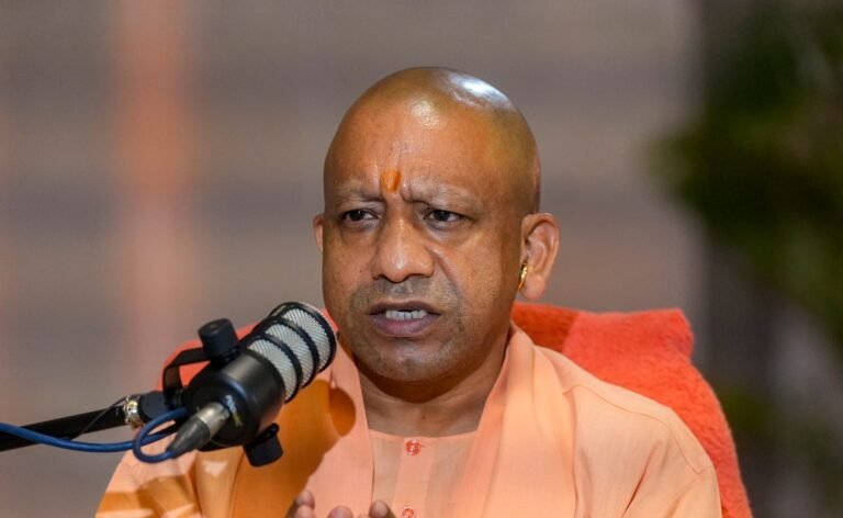 भारी बारिश के बीच राहत एवं बचाव के लिए योगी नें खुद संभाला मोर्चा