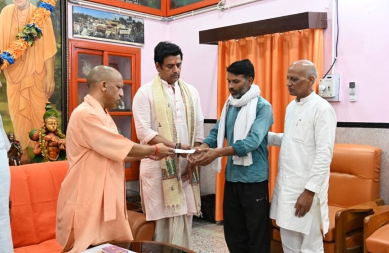 सीएम योगी ने पीड़ित परिवारों को दी आर्थिक मदद